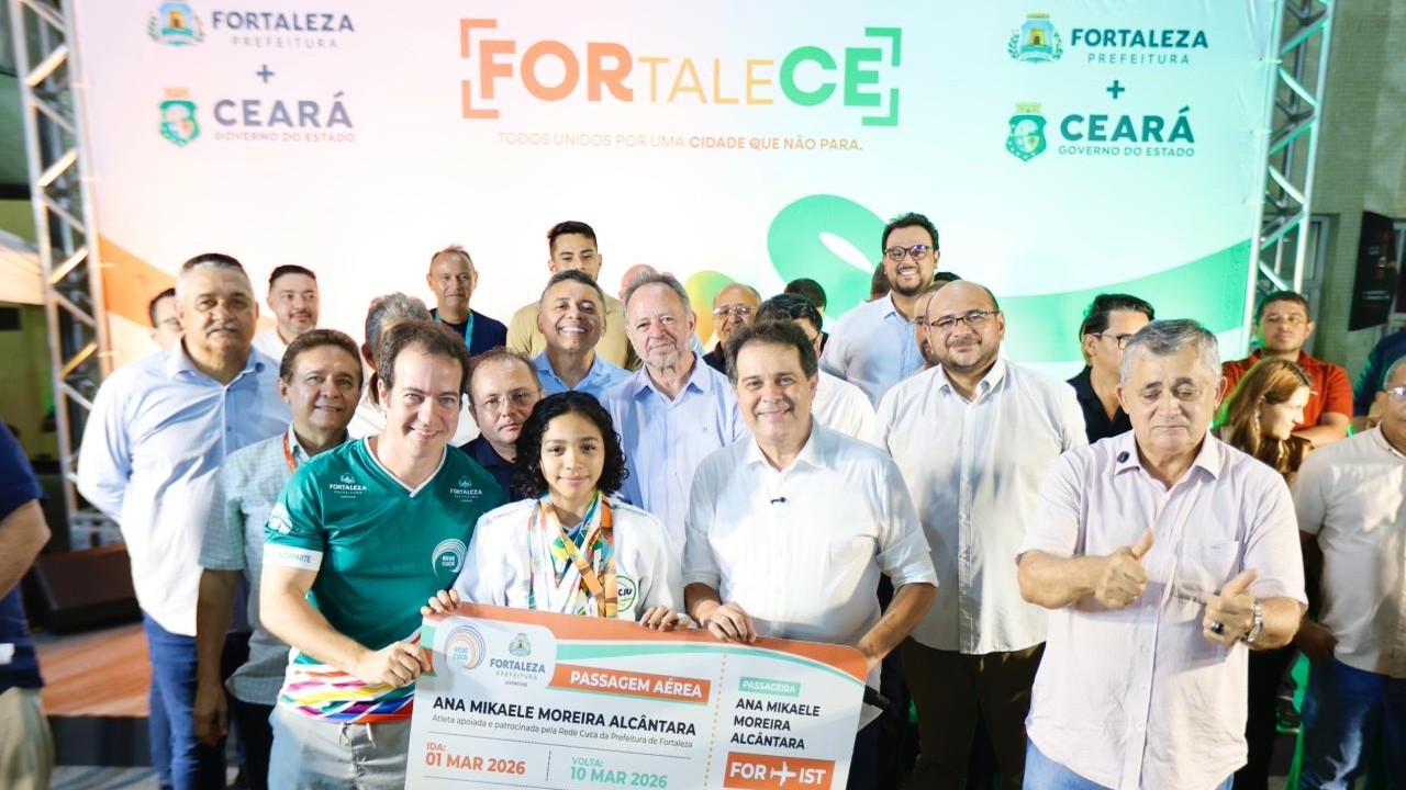 grupo de pessoas posa para a foto